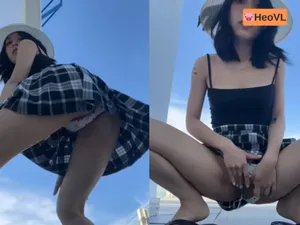 Ghệ dâm đi đi chơi nhưng cũng không quên quay clip show cặc cho fans xem