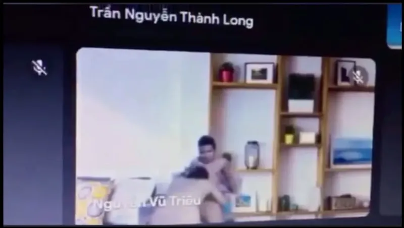 Học online quên không tắt camera lộ cảnh tình nhân đang bú mút