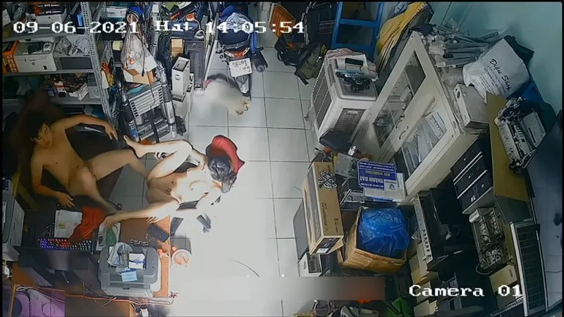 Cô vợ gã chồng chịch nhau trong của hàng máy tính